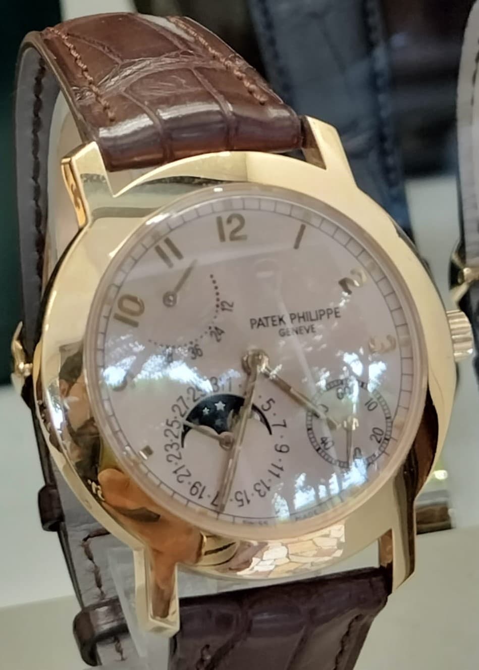 Patek Philippe Calatrava 5227 (Officer's Hinged Caseback)